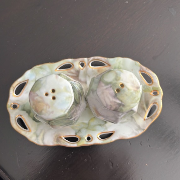 Fine Porcelain Salt and Pepper Shaker sets. - Picture 3 of 3